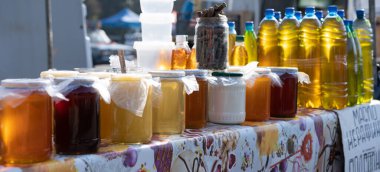 Tezgahta satılık bal var..