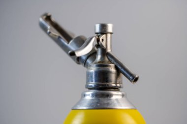 Köpüklü su üretmek için bir aygıt