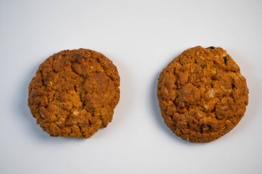 Beyaz arka planda yulaf ezmeli kurabiyeler