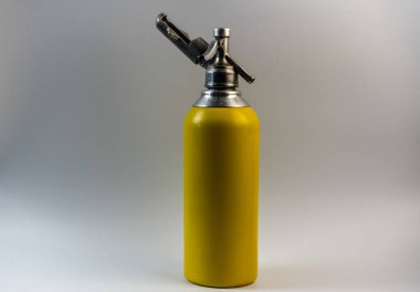 Köpüklü su üretmek için bir aygıt