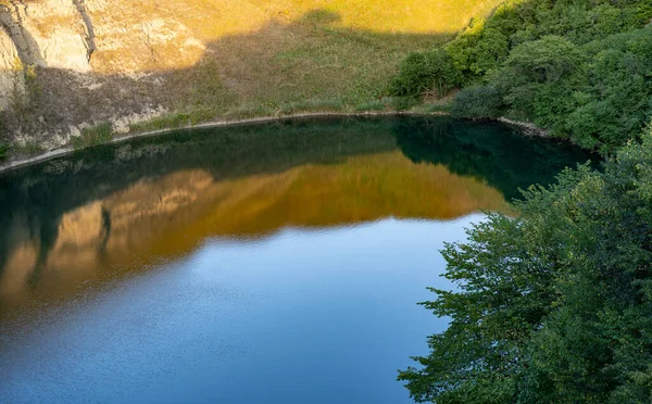 Sonbaharda dağ gölü — Stok fotoğraf