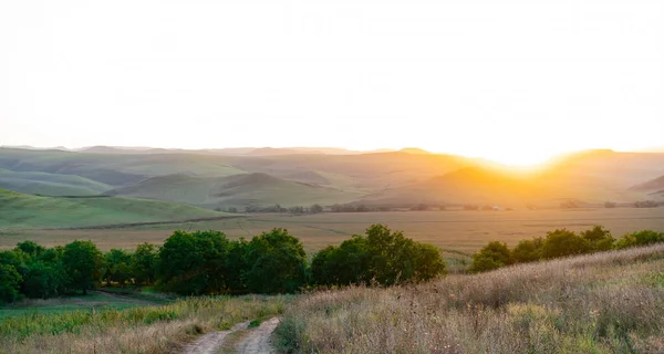Dağ eteklerindeki güzel manzara