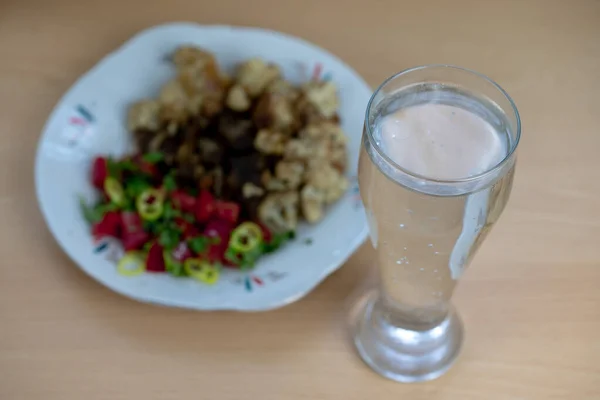 Sparkling water and delicious dinner on a plate — Stock Photo, Image