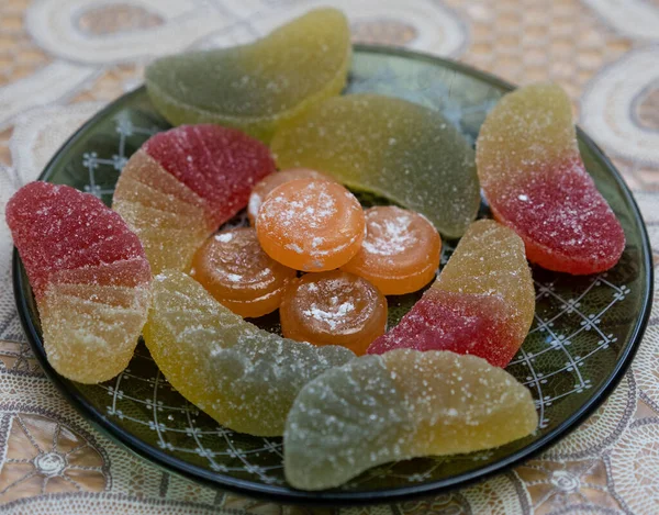 Läcker marmelad och godis på en tallrik — Stockfoto