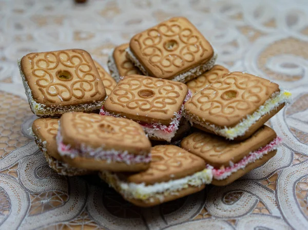 Смачне печиво з начинкою на тарілці — стокове фото