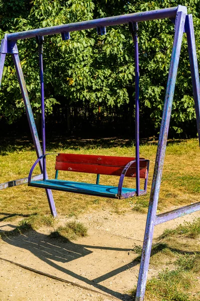 Железные качели на детской площадке — стоковое фото