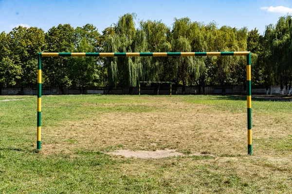 Fotbollsplan på gräset i skolan — Stockfoto