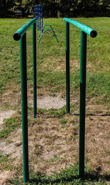 Bares e uma viga cruzada para exercícios esportivos — Fotografia de Stock