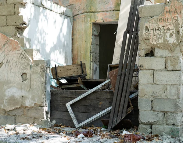 Ruined abandoned house in which people lived — Stock Photo, Image