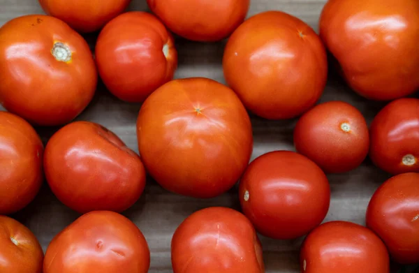 Tomates em uma janela de loja para venda — Fotografia de Stock