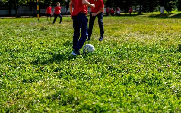 Nastolatek Gra Piłkę Nożną Bierze Zakręt — Zdjęcie stockowe