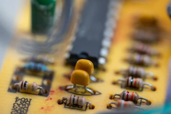 Transistores y resistencias en macrofotografía en un microchip — Foto de Stock