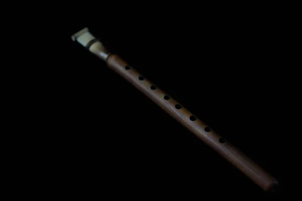 Duduk-Musikinstrument auf schwarzem Hintergrund — Stockfoto
