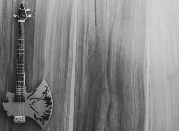 Souvenirs, E-Gitarre auf Holzgrund — Stockfoto