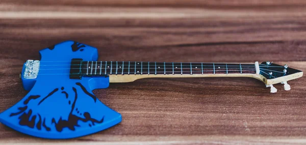 Souvenirs, elektrische gitaar op een houten achtergrond — Stockfoto