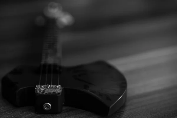 Souvenirs, E-Gitarre auf Holzgrund — Stockfoto