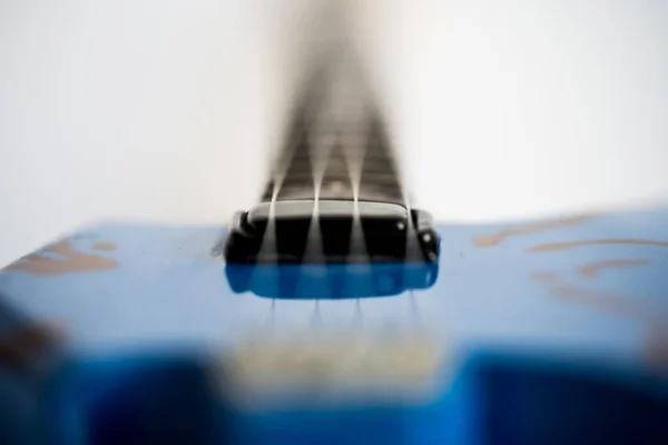Souvenirs, E-Gitarre auf weißem Hintergrund — Stockfoto
