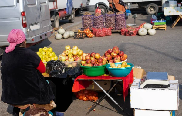 Літня жінка продає фрукти на вулиці — стокове фото