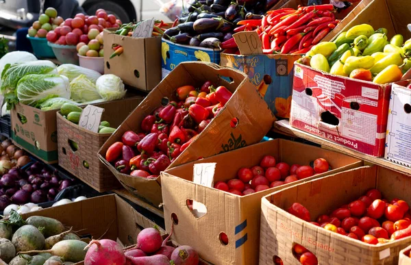 Feria con varias verduras y frutas para la venta —  Fotos de Stock