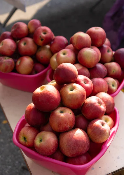 Красные яблоки на прилавке для продажи . — стоковое фото
