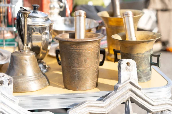 Estupa de cobre antiguo en una feria en venta — Foto de Stock