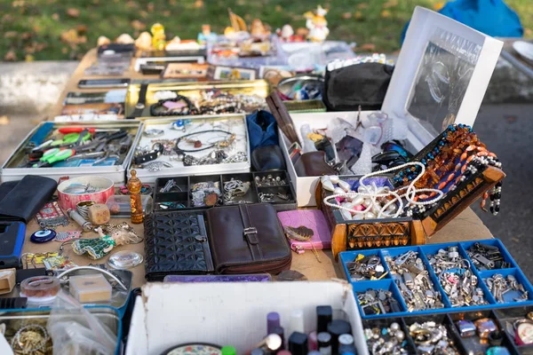 Varios artículos para la venta en la feria — Foto de Stock