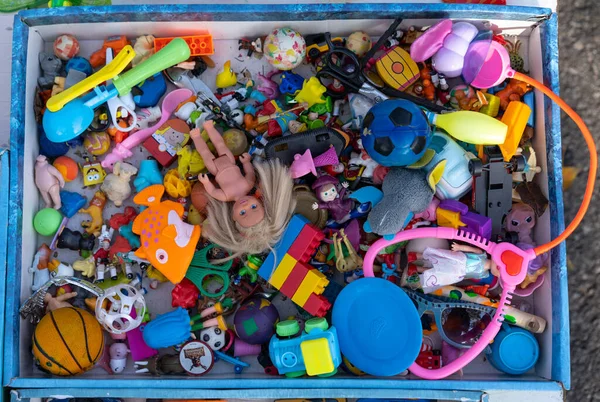 Üstteki kutuda çeşitli oyuncaklar var.