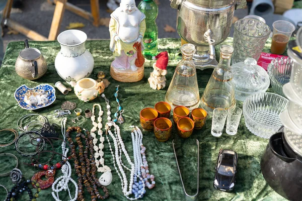 Fuarda satılık çeşitli eşyalar