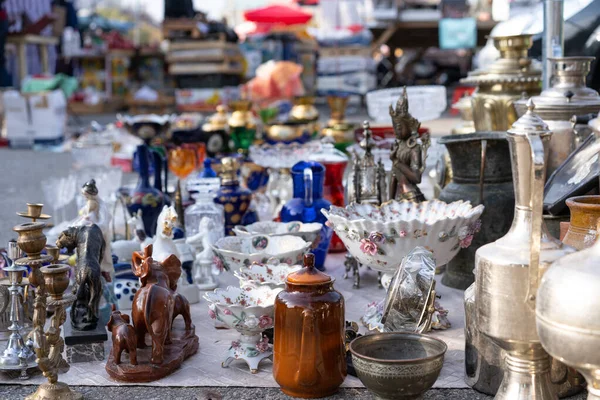 Vários itens para venda na feira — Fotografia de Stock