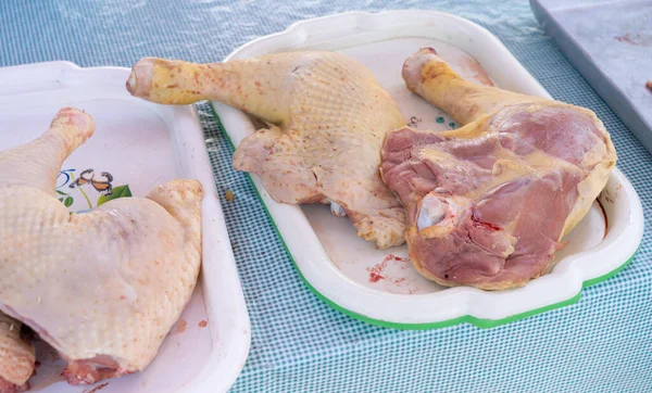 Hühnerkeulen und -schenkel auf einer Theke zum Verkauf. — Stockfoto