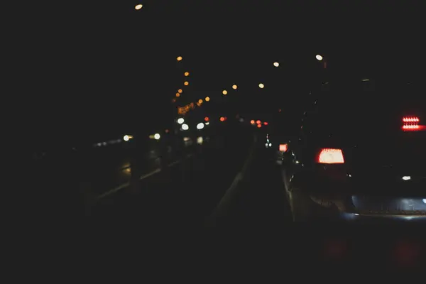 Gece kentinde trafik sıkışıklığı — Stok fotoğraf