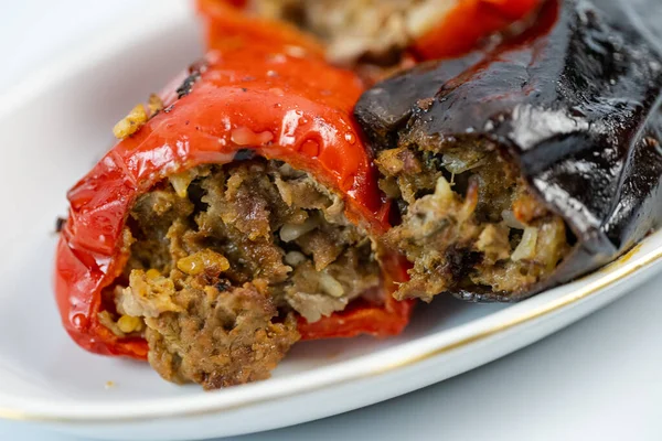 Almuerzo sabroso, pimientos rellenos y berenjena —  Fotos de Stock