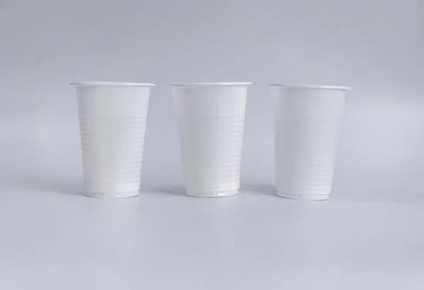 Пластикові чашки на білому фоні — стокове фото