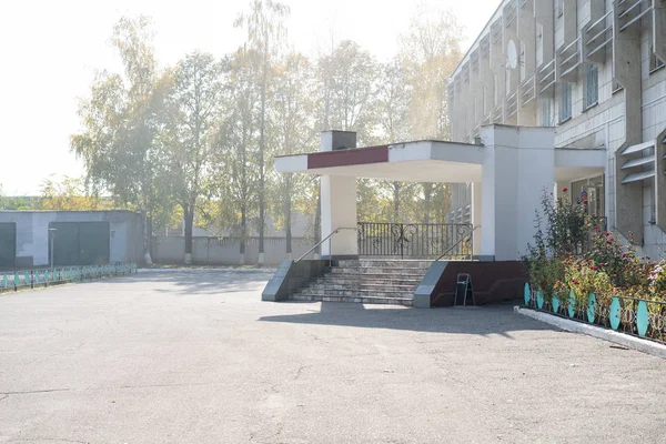 Sonbaharda okul bahçesinde.