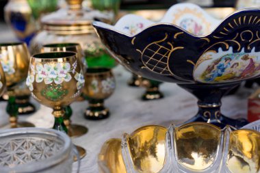 Satılık vazolar ve bardaklar