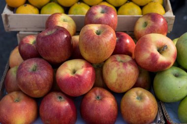 Elmalar tezgahta satılık.