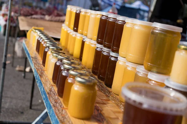 Kavanozdaki bal satılık..