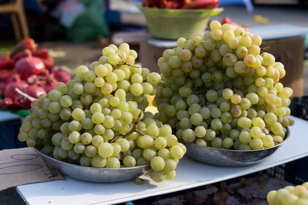 Виноград на столе на продажу . — стоковое фото