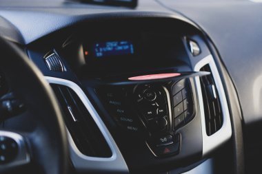 Antika kayıt, arabanın dvd portunda yer almaktadır.