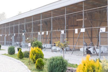 Hayvanat bahçesinde çeşitli kuşlarla kafesler.