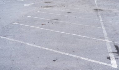 Kaldırımda park izleri var.