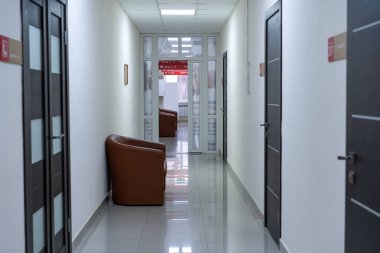 Bölük koridorunda duvarların iki tarafında da kapılar var.