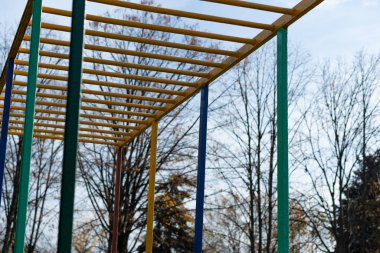 Demir spor aletleri merdivenleri sokağa monte edildi