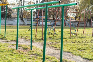 Okul bahçesindeki sokakta egzersiz makineleri.