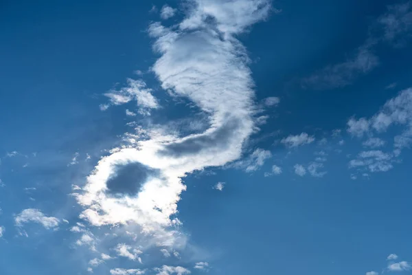 The sun has set behind a cloud illuminating it — Stock Photo, Image