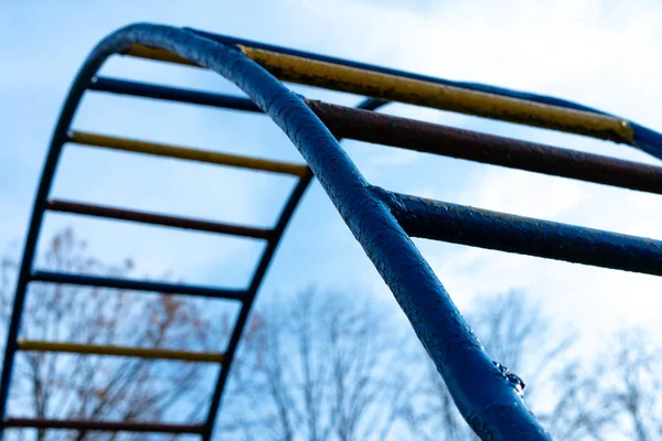 Escalera de material deportivo de hierro montada en la calle — Foto de Stock