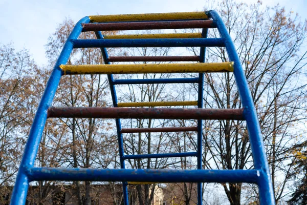 Железная лестница спортивного инвентаря, установленная на улице — стоковое фото