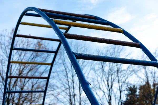 Железная лестница спортивного инвентаря, установленная на улице — стоковое фото