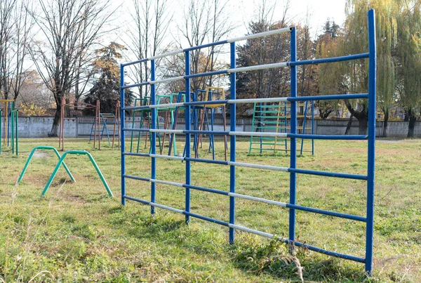 Träningsmaskiner på gatan på skolgården — Stockfoto