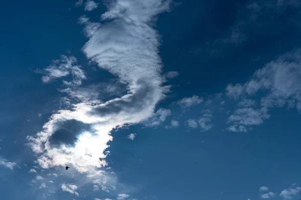 Solen har gått ner bakom ett moln som lyser upp det — Stockfoto